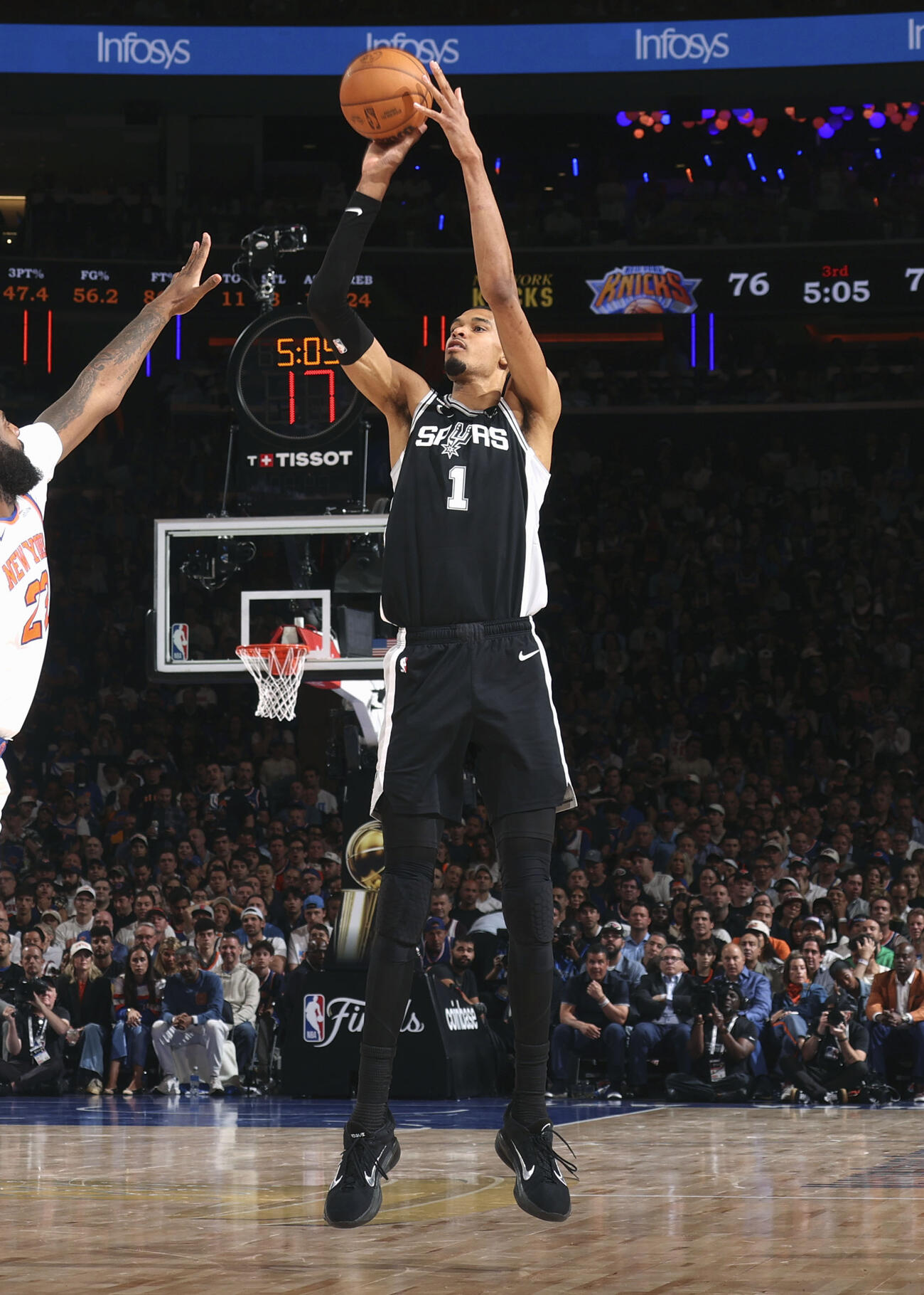 ニックスとのNBA決勝第3戦で3点シュートを放つスパーズのウェンバンヤマ＝ニューヨーク（NBAE・ゲッティ＝共同）
