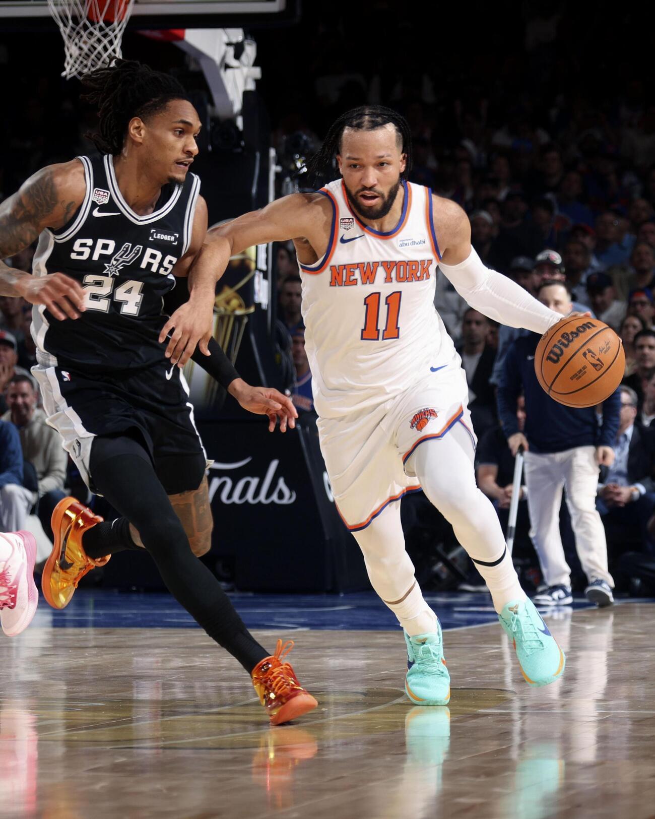 スパーズとのNBA決勝第3戦、ドリブルで攻めこむニックスのブランソン（右）＝ニューヨーク（NBAE・ゲッティ＝共同）