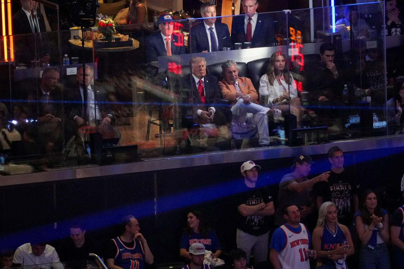 NBA決勝第3戦を観戦する、中央左からトランプ米大統領、ニックスオーナーのジェームズ・ドーラン氏、孫のカイ・トランプさん（ロイター）
