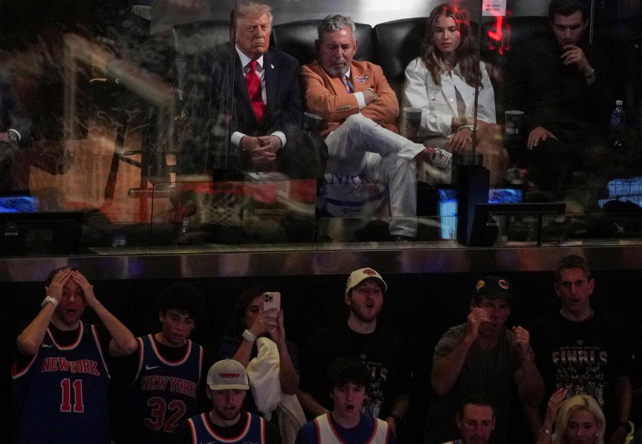 NBA決勝第3戦を観戦する、左からトランプ米大統領、ニックスオーナーのジェームズ・ドーラン氏、孫のカイ・トランプさん（ロイター）