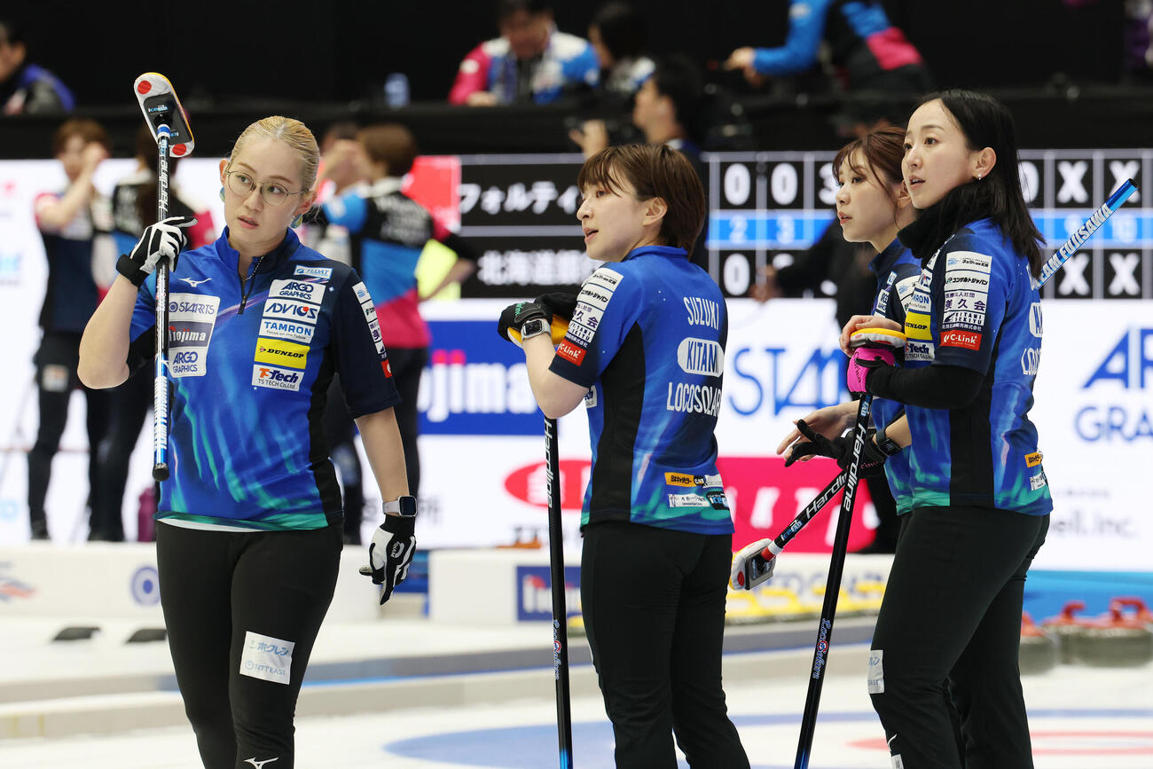 カーリング日本選手権　女子1次リーグ　ロコ・ソラーレ対フィロシーク青森　第8エンド、1点を奪い第9エンドに向かうロコ・ソラーレ、左から小穴桃里、鈴木夕湖、吉田夕梨花、藤沢五月