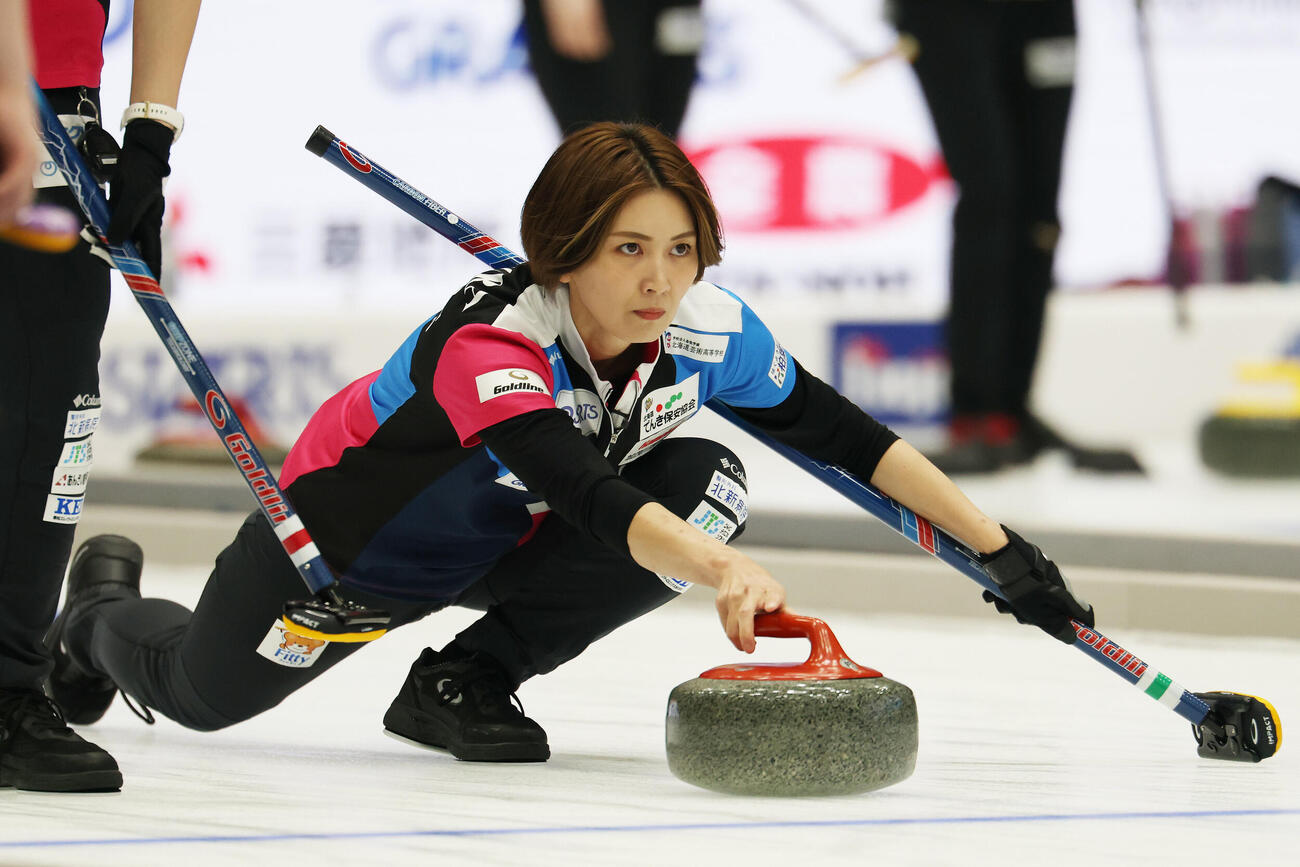 カーリング日本選手権　女子1次リーグ　フォルティウス対北海道銀行　第1エンド、ストーンを投じたフォルティウス吉村紗也香（撮影・宮地輝）