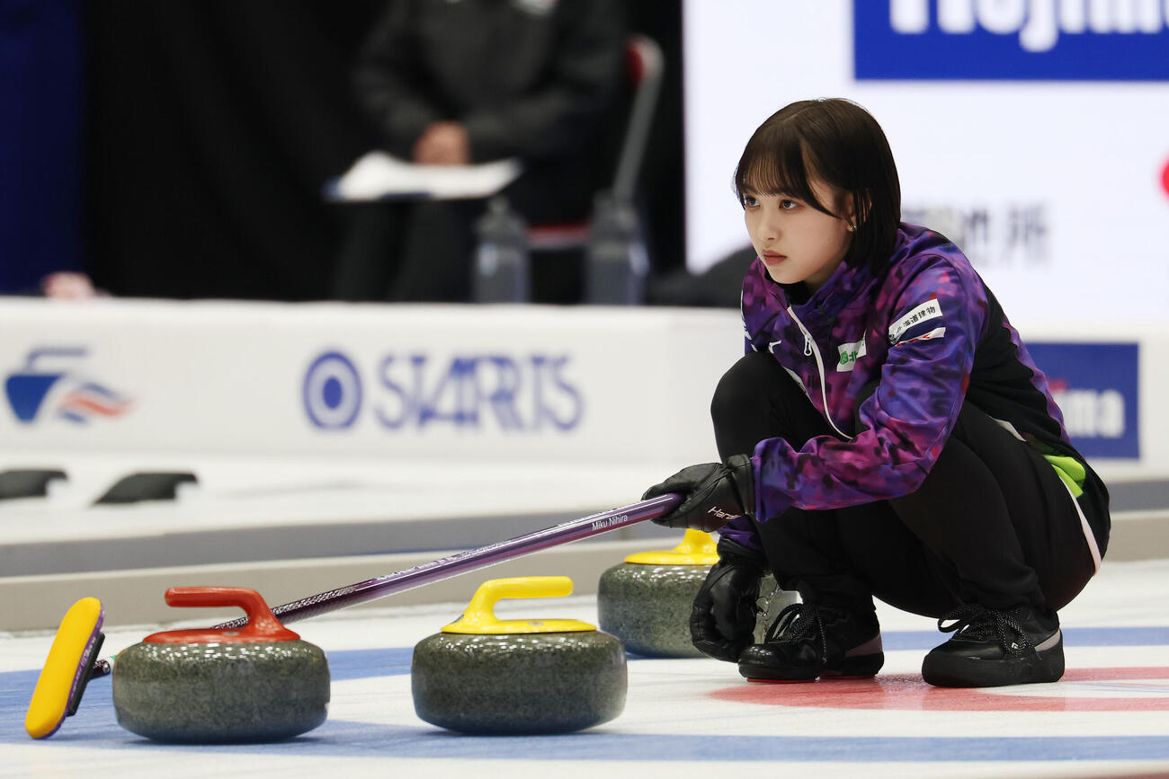 カーリング日本選手権　女子1次リーグ　フォルティウス対北海道銀行　第8エンド、指示を出す北海道銀行仁平美来（撮影・宮地輝）＝2026年6月9日