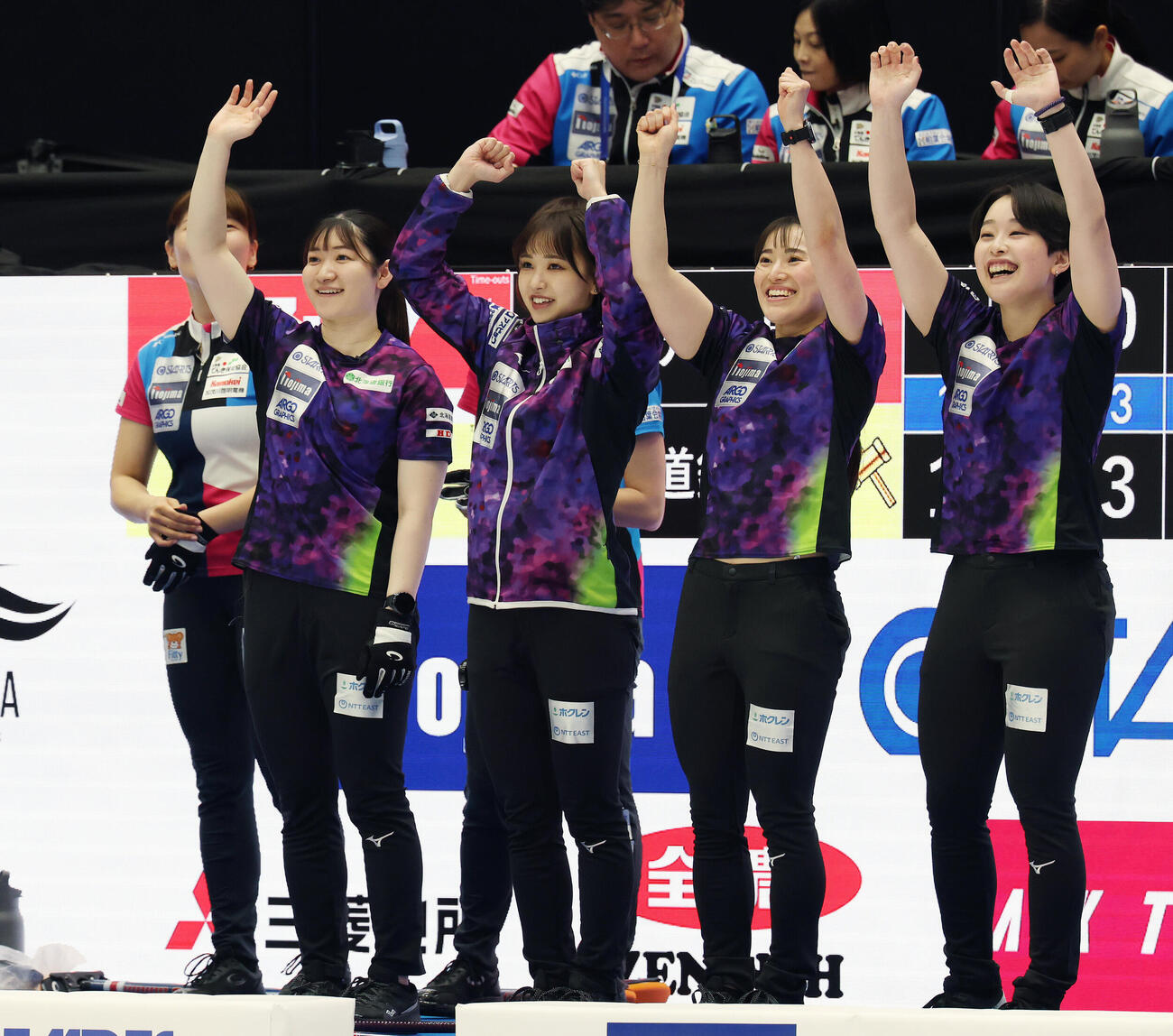 カーリング日本選手権女子1次リーグ　フォルティウス対北海道銀行　勝利し喜ぶ北海道銀行仁平美来（中央）ら（撮影・宮地輝）＝2026年6月9日