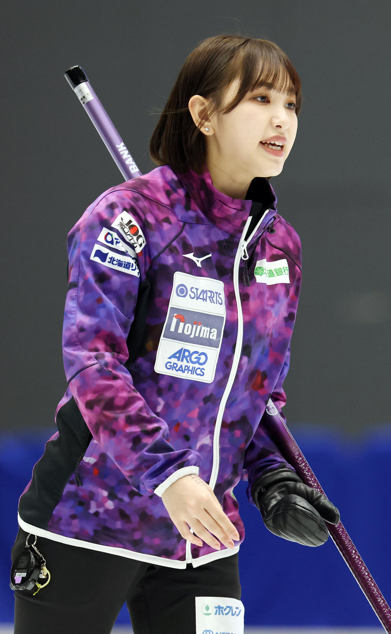 カーリング日本選手権　女子1次リーグ　フォルティウス対北海道銀行　第1エンド、ストーンを投じた北海道銀行仁平美来（撮影・宮地輝）＝2026年6月9日