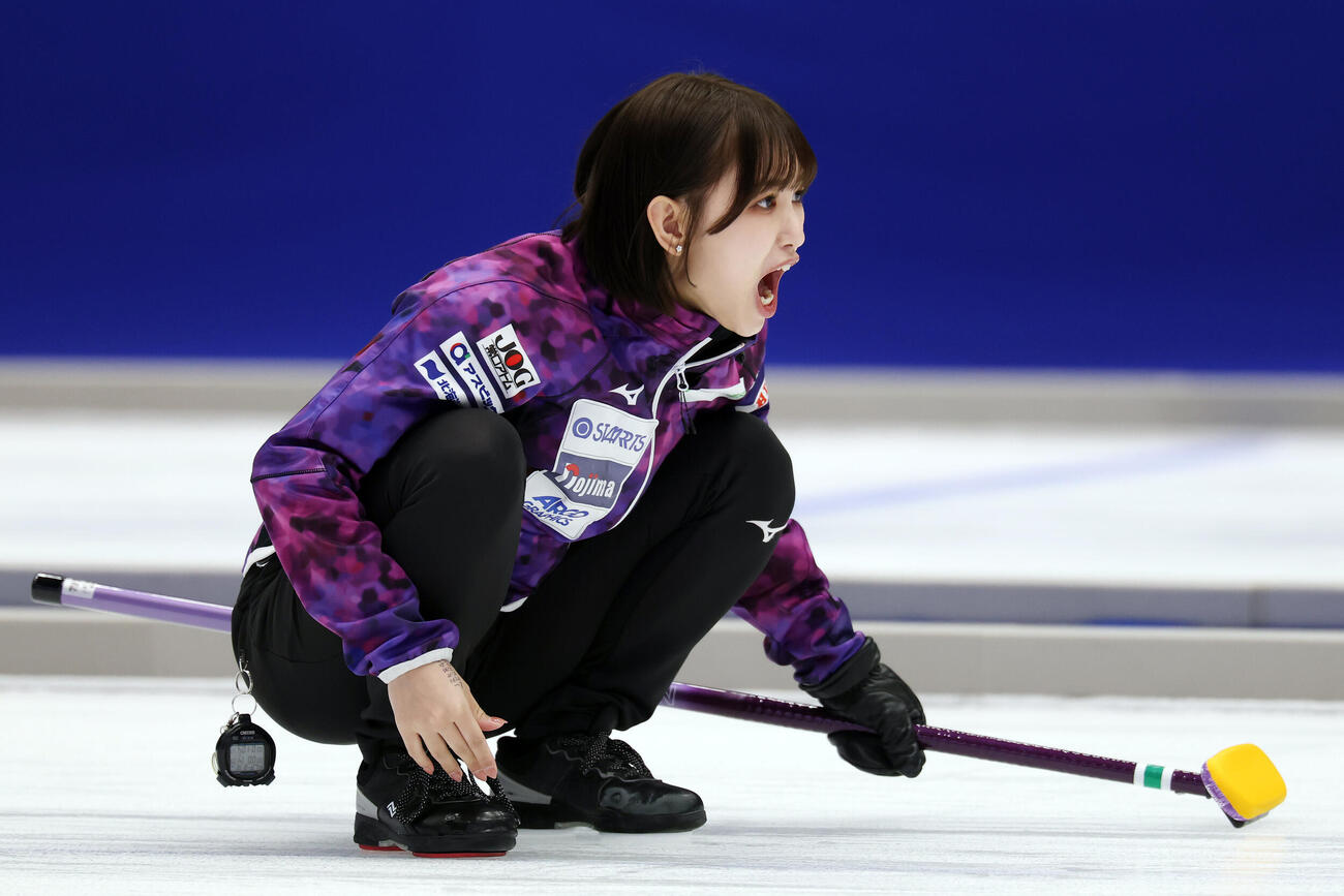 カーリング日本選手権女子1次リーグ　フォルティウス対北海道銀行　第7エンド、指示を出す北海道銀行仁平美来（撮影・宮地輝）＝2026年6月9日
