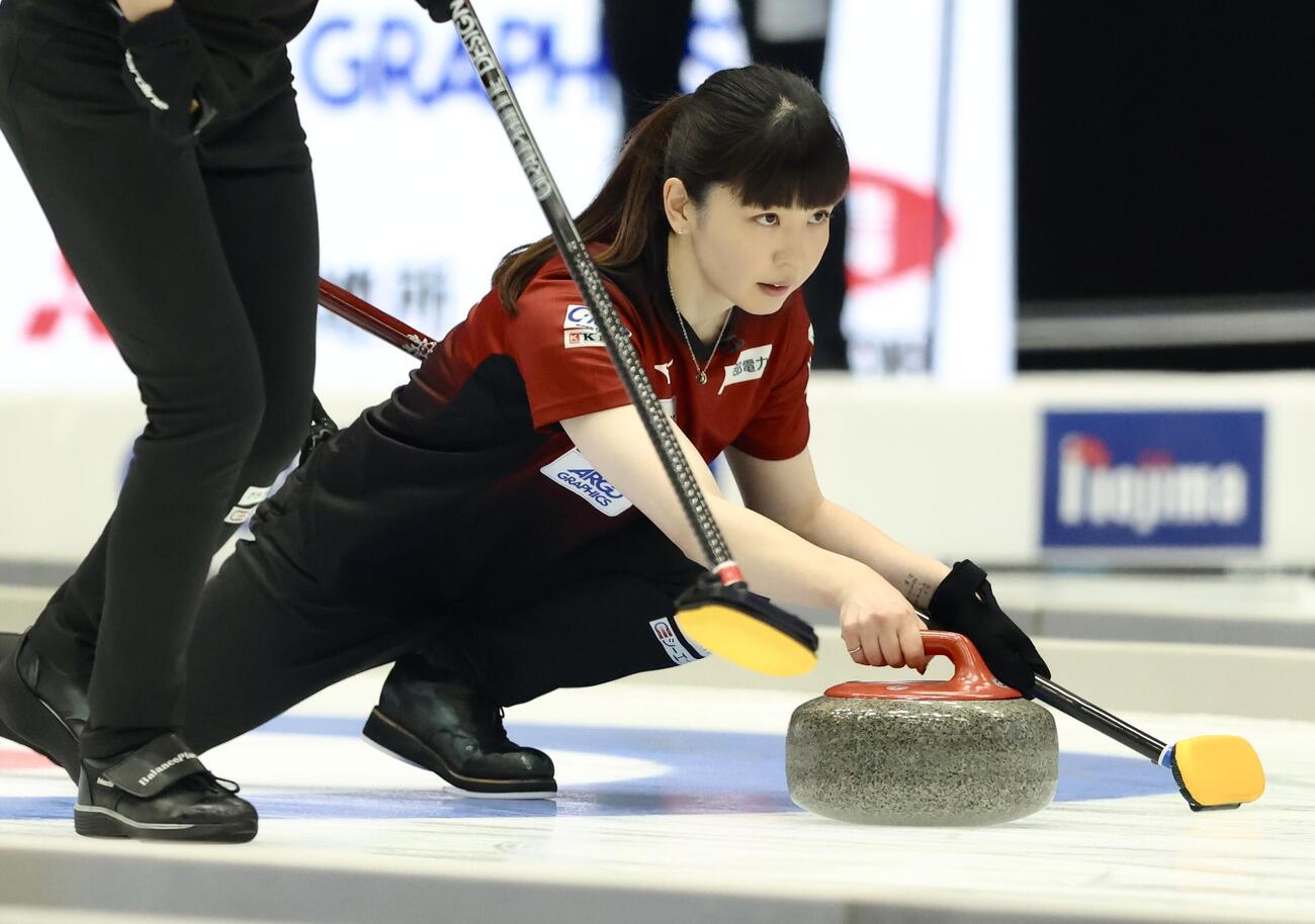 日本カーリング選手権大会　横浜2026　女子1次予選リーグ　中部電力対ロコ・ソラーレ　第3エンド　ストーンを投じる中部電力・松村千秋（撮影・河田真司）