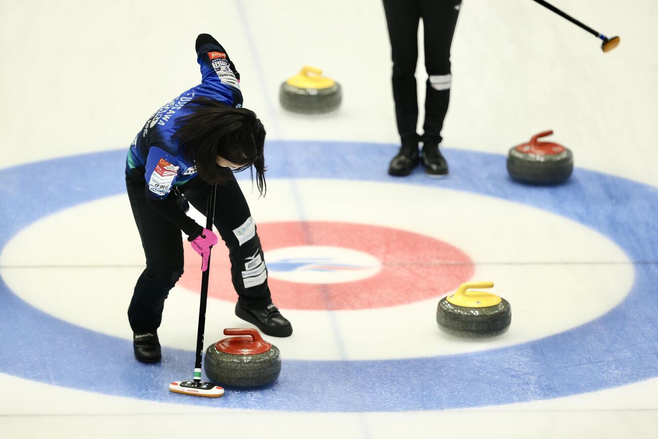 日本カーリング選手権大会　横浜2026　女子1次予選リーグ　中部電力対ロコ・ソラーレ　第5エンドに臨むロコ・ソラーレ藤沢五月（撮影・河田真司）