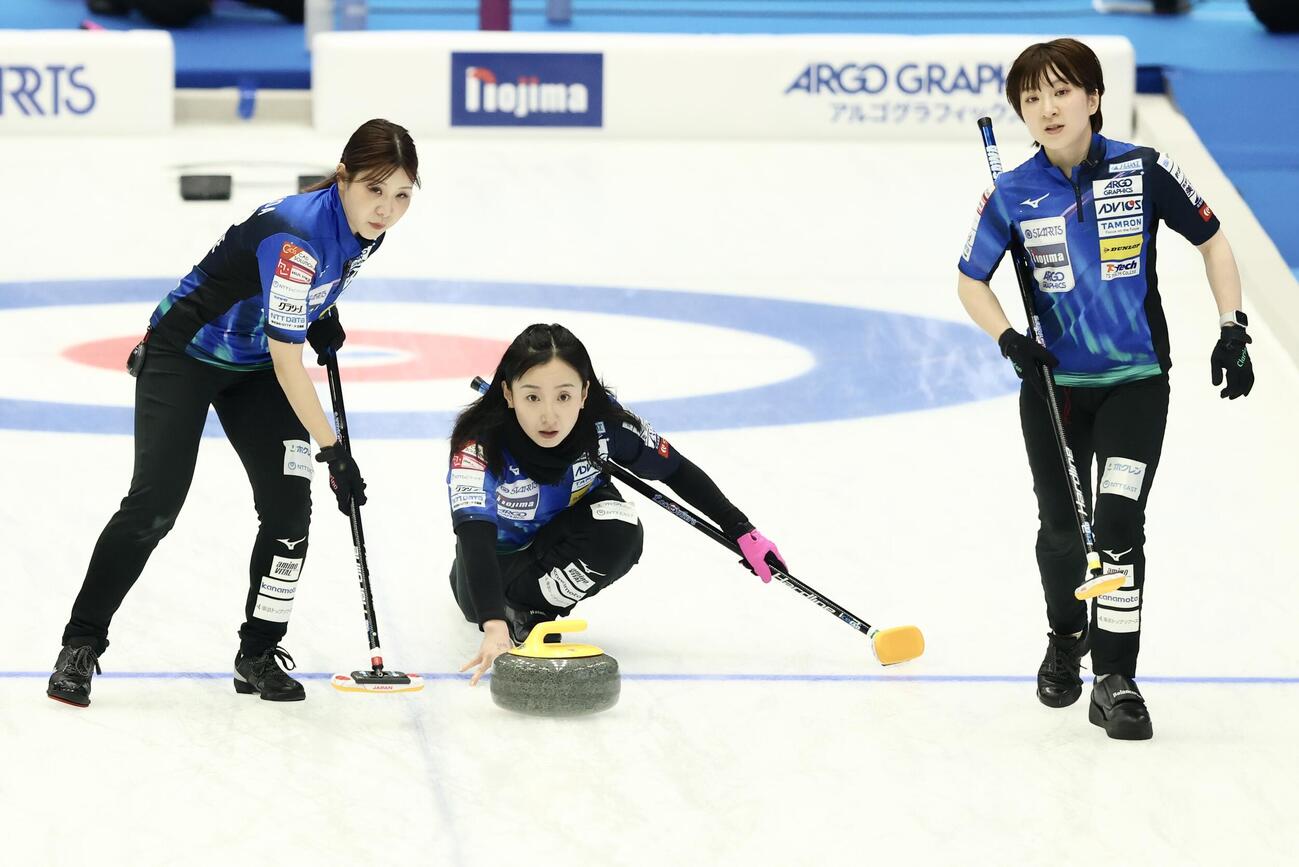 日本カーリング選手権大会　横浜2026　女子1次予選リーグ　中部電力対ロコ・ソラーレ　第5エンド　ストーンを投じるロコ・ソラーレ藤沢五月（中央）（撮影・河田真司）