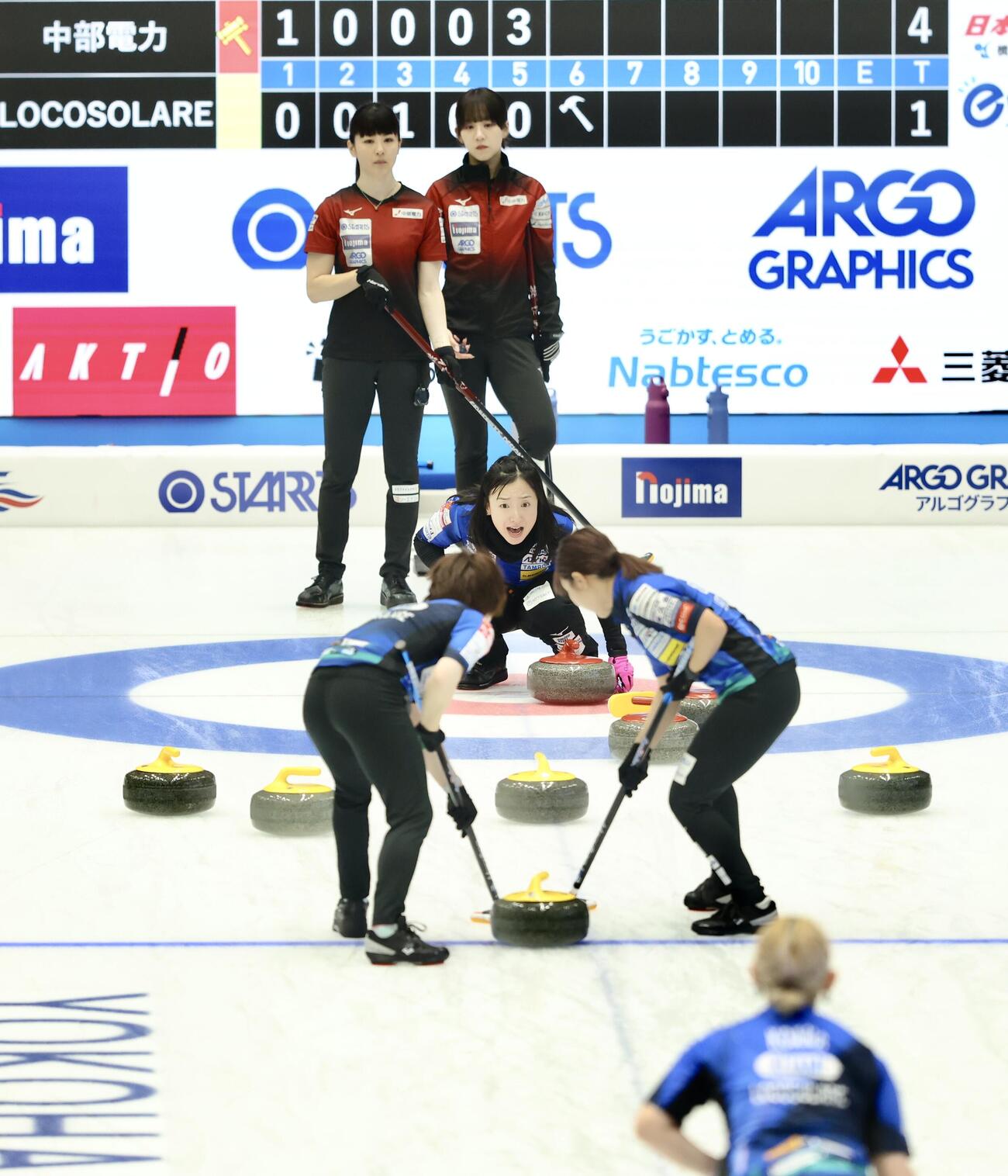日本カーリング選手権大会　横浜2026　女子1次予選リーグ　中部電力対ロコ・ソラーレ　第6エンドに臨むロコ・ソラーレ（撮影・河田真司）