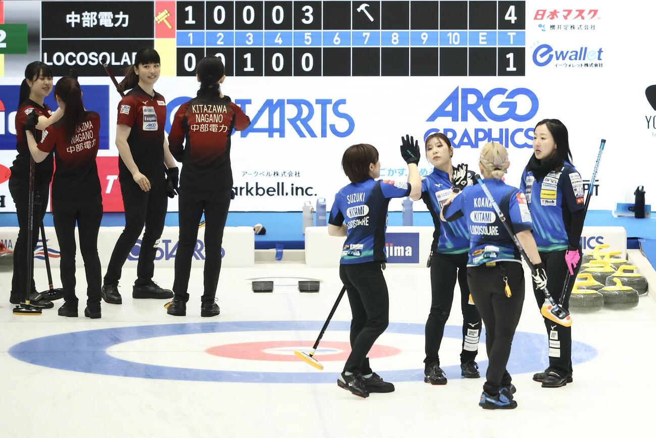 日本カーリング選手権大会　横浜2026　女子1次予選リーグ　中部電力対ロコ・ソラーレ　第6エンドを終えハイタッチするロコ・ソラーレ（右）（撮影・河田真司）