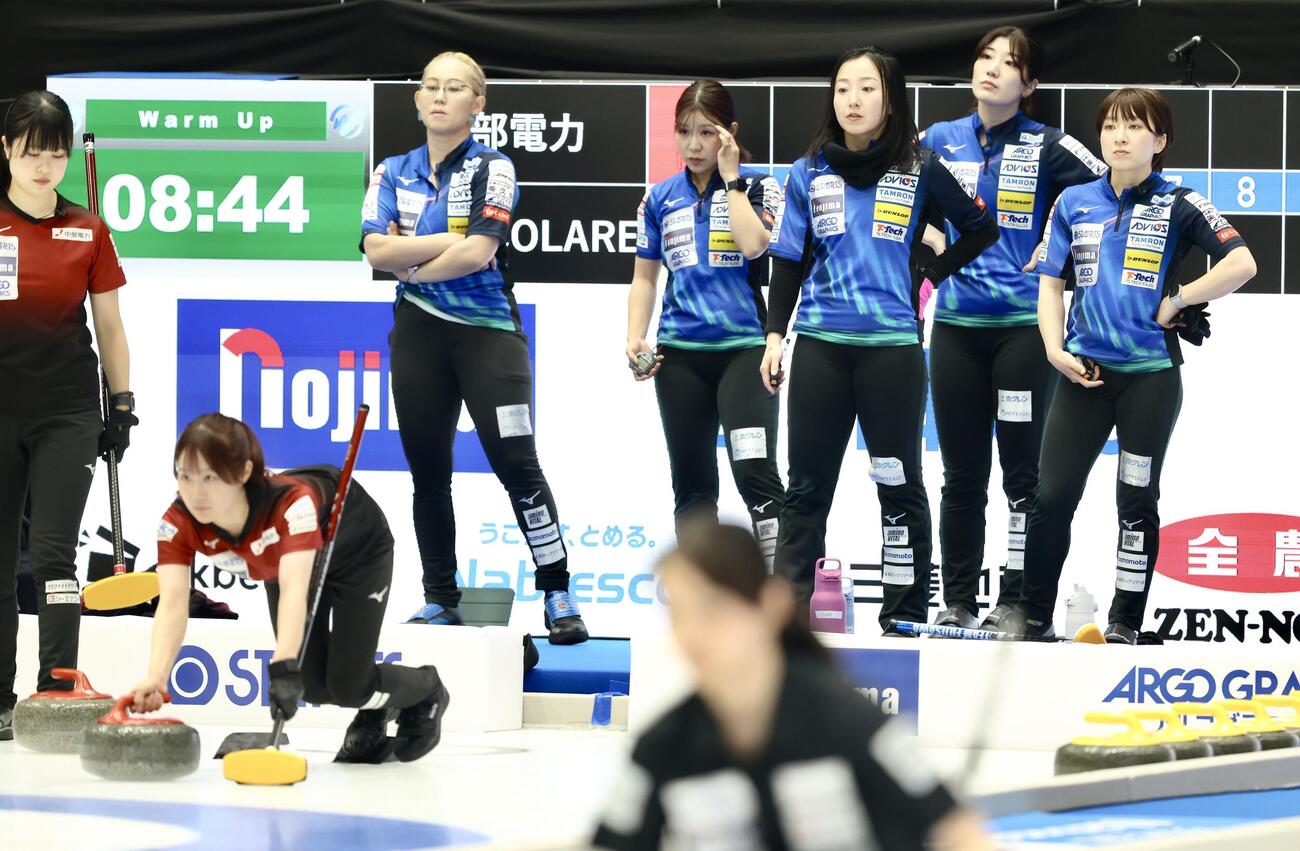 日本カーリング選手権大会　横浜2026　女子1次予選リーグ　開始前練習に臨むロコ・ソラーレ（撮影・河田真司）