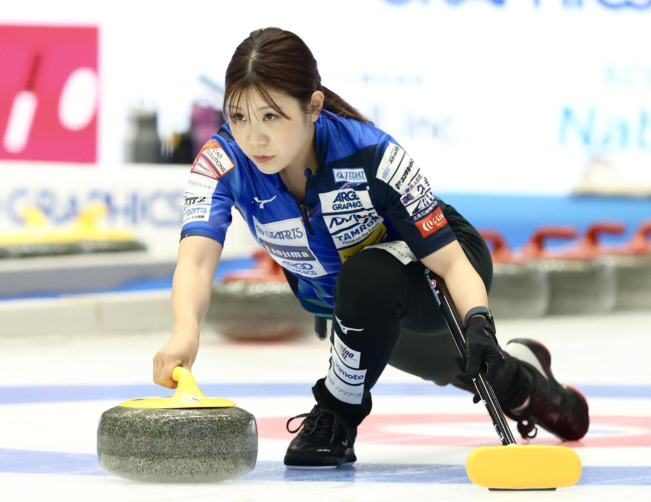 日本カーリング選手権大会　横浜2026　女子1次予選リーグ　中部電力対ロコ・ソラーレ　第1エンド　ストーンを投じる吉田夕梨花（撮影・河田真司）