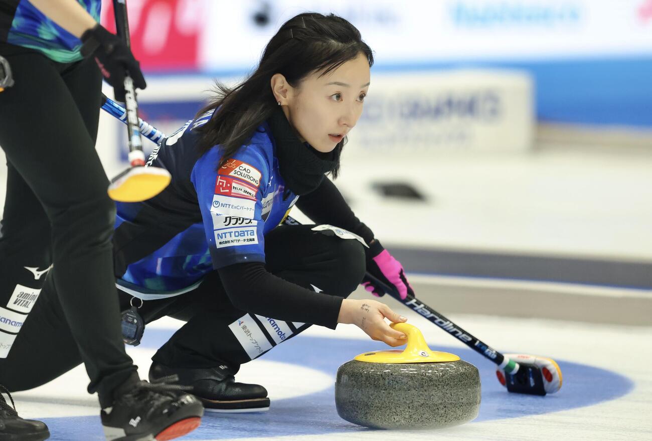 日本カーリング選手権大会　横浜2026　女子1次予選リーグ　中部電力対ロコ・ソラーレ　第2エンド　ストーンを投じる藤沢五月（撮影・河田真司）
