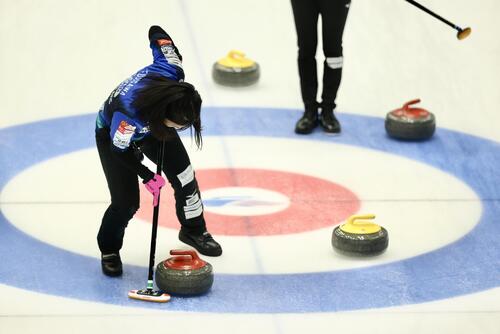 日本カーリング選手権大会　横浜2026　女子1次予選リーグ　中部電力対ロコ・ソラーレ　第5エンドに臨むロコ・ソラーレ藤沢五月（撮影・河田真司）