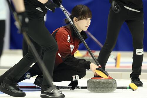 日本カーリング選手権大会　横浜2026　女子1次予選リーグ　中部電力対ロコ・ソラーレ　第7エンド　ストーンを投じる中部電力・北沢育恵（撮影・河田真司）