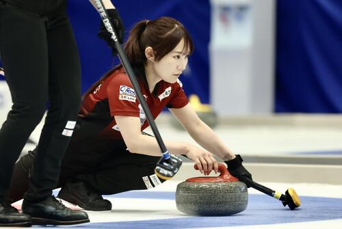 日本カーリング選手権大会　横浜2026　女子1次予選リーグ　中部電力対ロコ・ソラーレ　第9エンド　ストーンを投じる中部電力・中嶋星奈（撮影・河田真司）