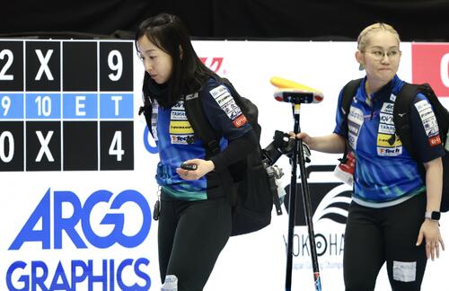 日本カーリング選手権大会　横浜2026　女子1次予選リーグ　中部電力に敗れ、浮かない表情で引き揚げるロコ・ソラーレの藤沢五月（左）と小穴桃里（撮影・河田真司）