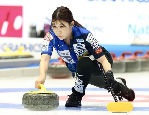 日本カーリング選手権大会　横浜2026　女子1次予選リーグ　中部電力対ロコ・ソラーレ　第1エンド　ストーンを投じる吉田夕梨花（撮影・河田真司）