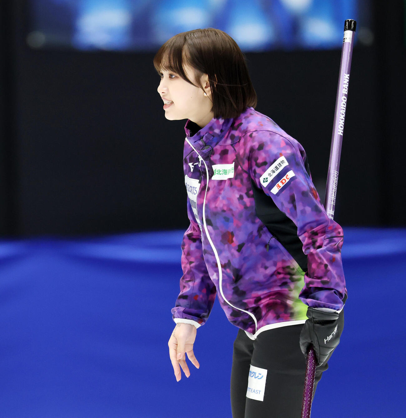 カーリング日本選手権　女子1次リーグ　フォルティウス対北海道銀行　第3エンド、ストーンを投じた北海道銀行仁平美来（撮影・宮地輝）