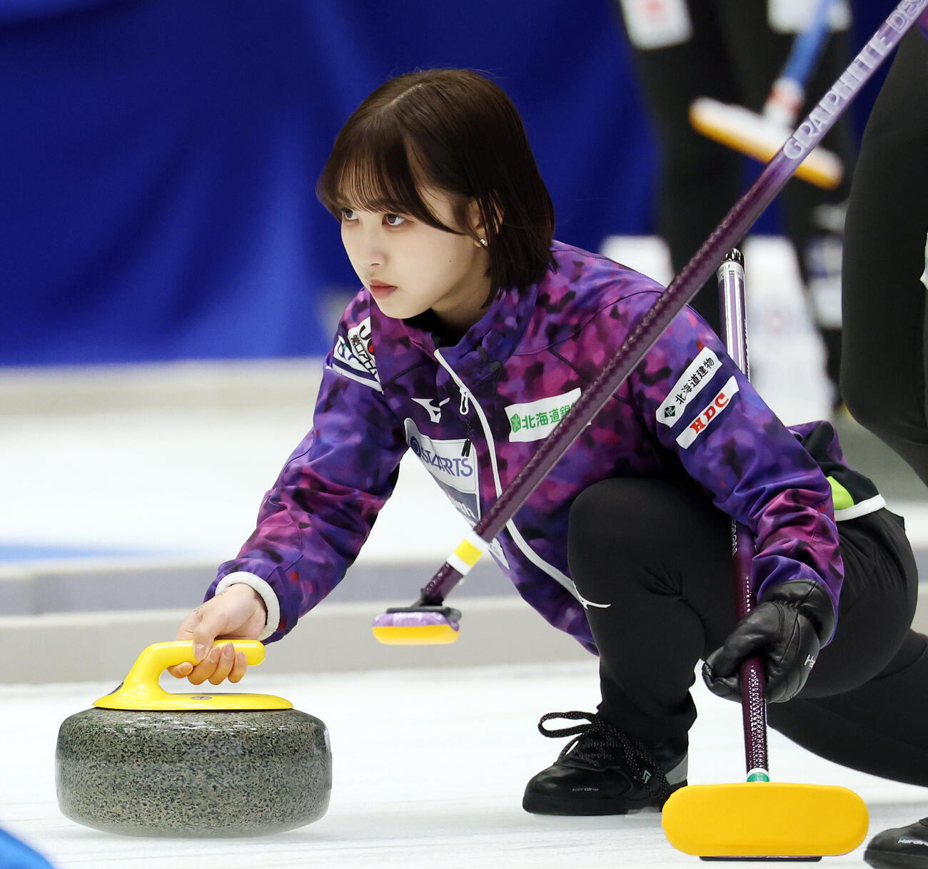 カーリング日本選手権女子1次リーグ　フォルティウス対北海道銀行　第3エンド、ストーンを投じる北海道銀行仁平美来（撮影・宮地輝）