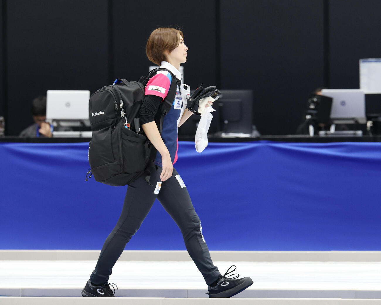 カーリング日本選手権　女子1次リーグ　フォルティウス対北海道銀行　敗れて引き揚げるフォルティウス吉村紗也香（撮影・宮地輝）