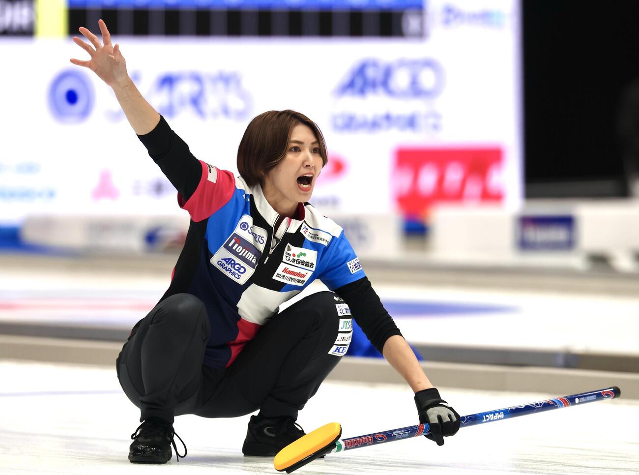 カーリング日本選手権　女子1次リーグ　フォルティウス対北海道銀行　第1エンド、ストーンを投じ指示を出すフォルティウス吉村紗也香（撮影・宮地輝）