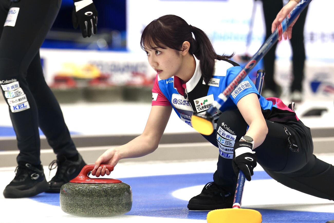 カーリング日本選手権　女子1次リーグ　フォルティウス対北海道銀行　第2エンド、ストーンを投じるフォルティウス小林未奈（撮影・宮地輝）