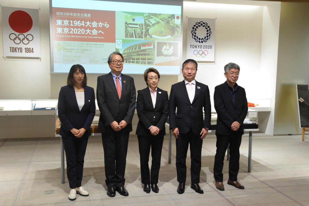 企画展の内覧会に出席した日本オリンピック委員会の橋本聖子会長（中央）とスポーツ庁の河合純一長官（中央右）
