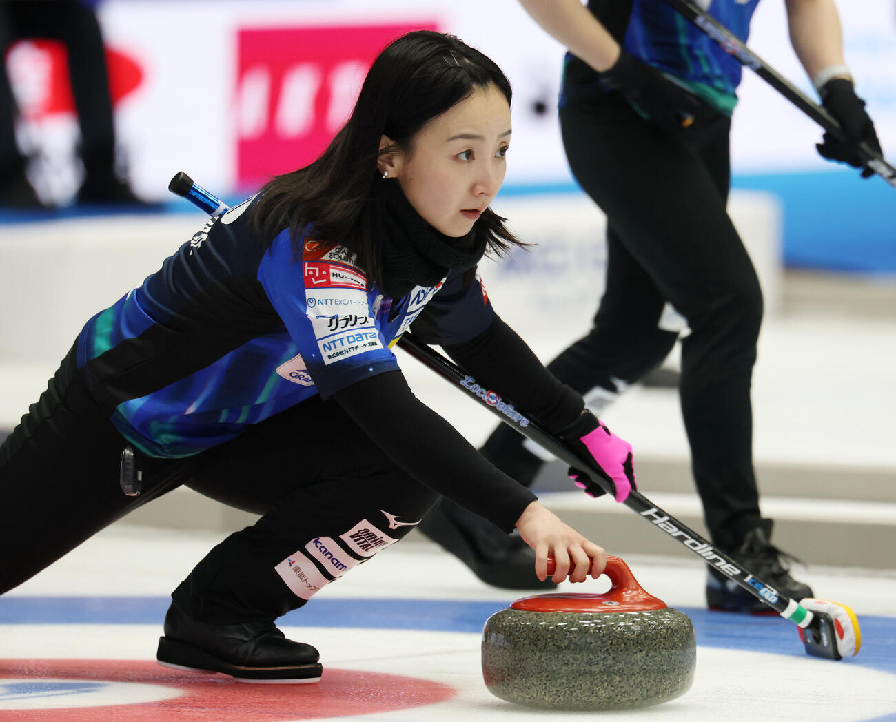 カーリング日本選手権　女子1次リーグ　ロコ・ソラーレ対フィロシーク青森　第4エンド、ストーンを投じるロコ・ソラーレ藤沢五月（撮影・宮地輝）