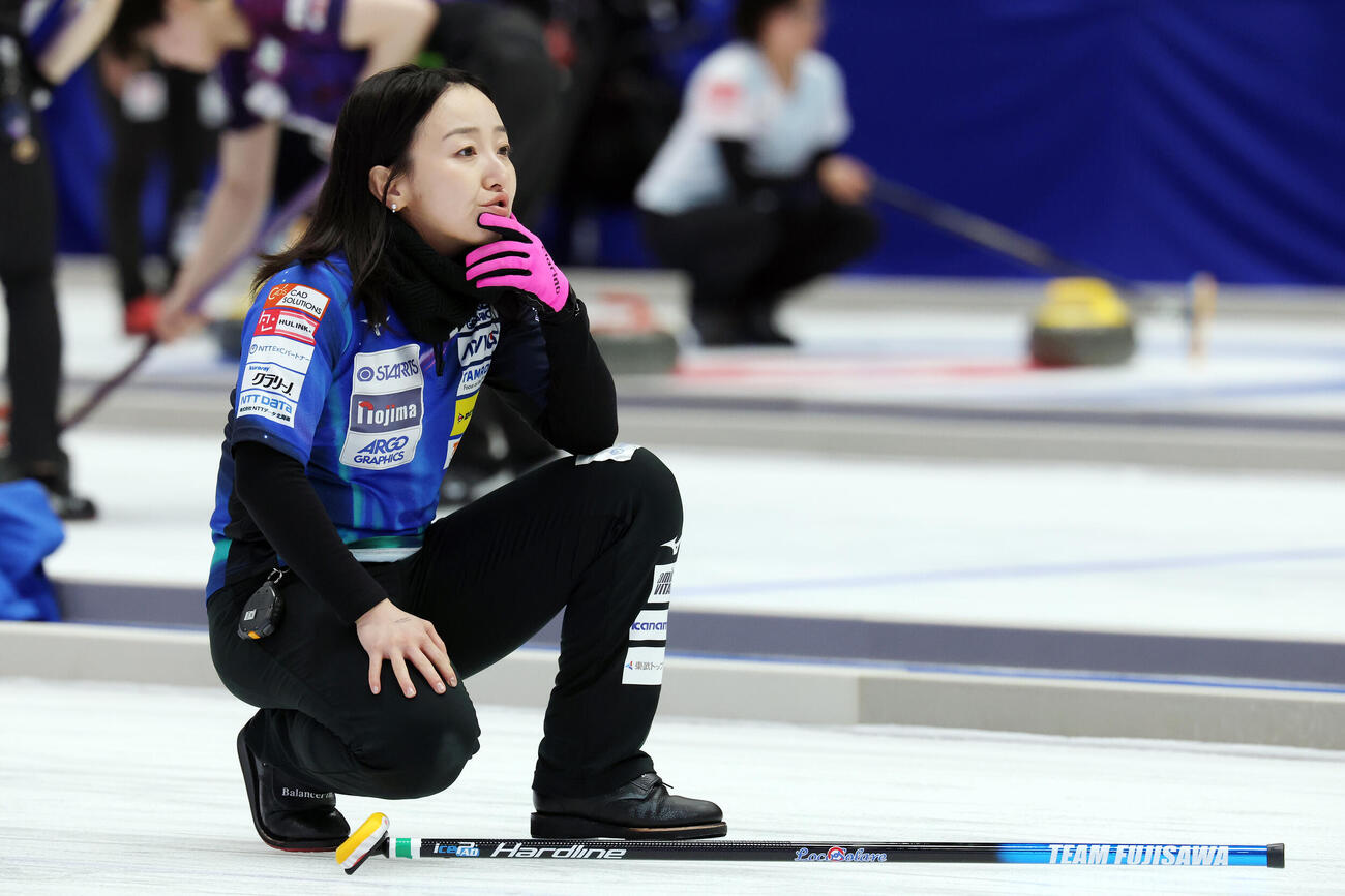 カーリング日本選手権　女子1次リーグ　ロコ・ソラーレ対フィロシーク青森　第4エンド、相手の石をはじき出せず浮かない表情のロコ・ソラーレ藤沢五月（撮影・宮地輝）