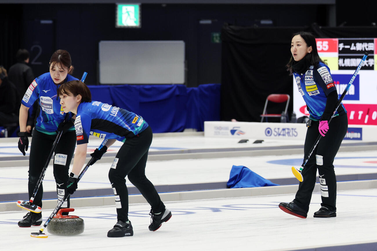カーリング日本選手権　女子1次リーグ　ロコ・ソラーレ対フィロシーク青森　第9エンド、ストーンを投じたロコ・ソラーレ藤沢五月（右）（撮影・宮地輝）