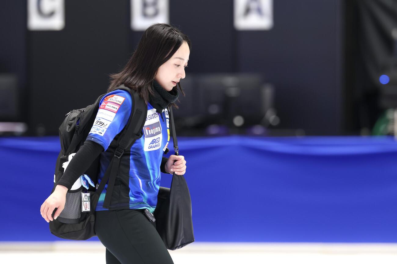 カーリング日本選手権　女子1次リーグ　ロコ・ソラーレ対フィロシーク青森　敗れて引き揚げるロコ・ソラーレ藤沢五月（撮影・宮地輝）