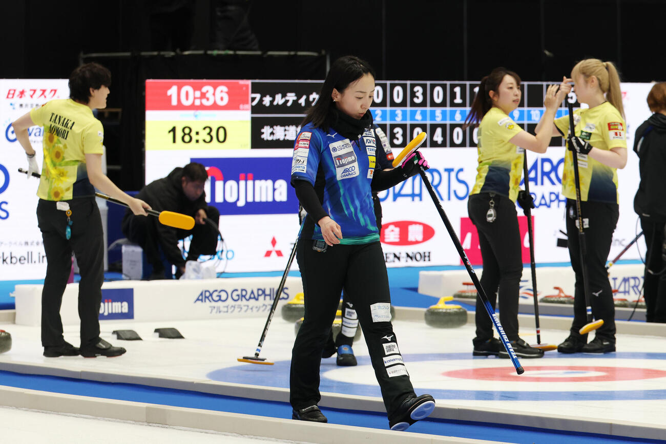 カーリング日本選手権　女子1次リーグ　ロコ・ソラーレ対フィロシーク青森　第7エンド、3点を奪われ厳しい表情のロコ・ソラーレ藤沢五月（撮影・宮地輝）＝2026年6月9日