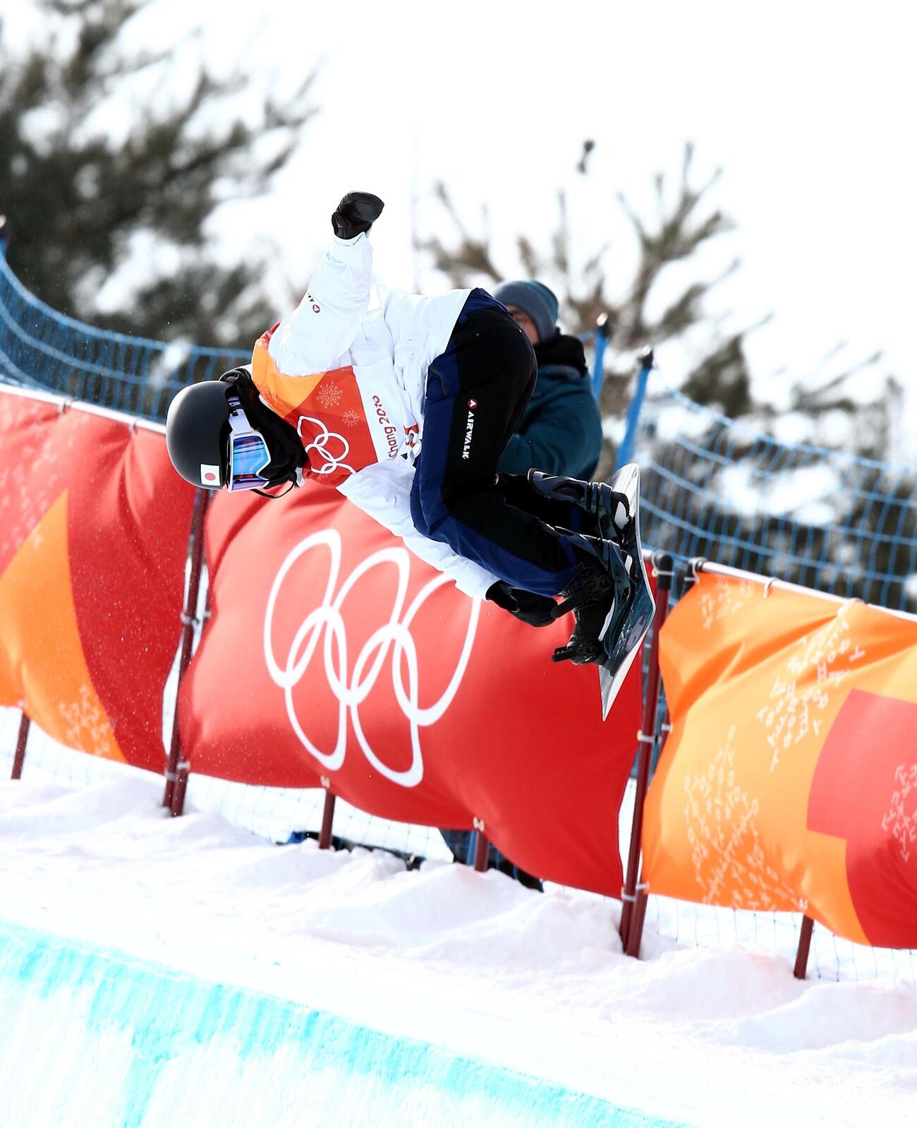 平昌五輪・スノーボード女子ハーフパイプ予選でエアを決める今井胡桃（2018年2月12日撮影）