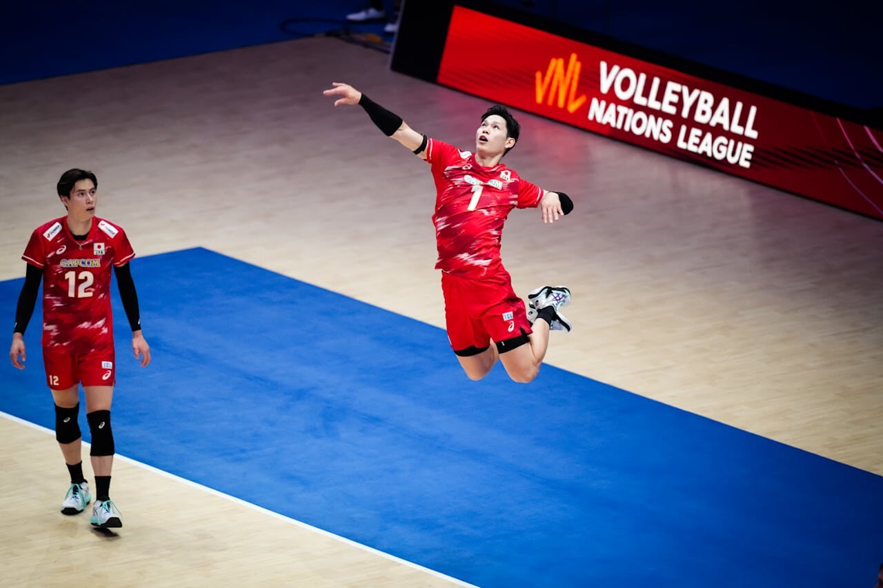 サーブに臨む西田有志（C）Volleyball World