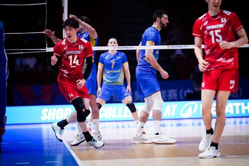ガッツポーズする石川祐希(C)Volleyball World