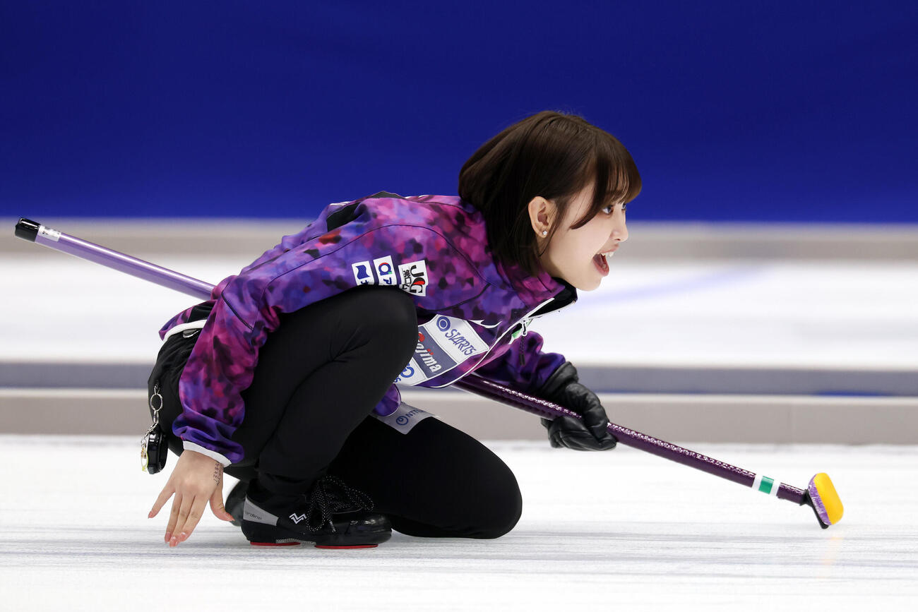 カーリング日本選手権女子1次リーグ　フォルティウス対北海道銀行　第8エンド、ストーンを投じ指示を出す北海道銀行仁平美来（撮影・宮地輝）＝2026年6月9日