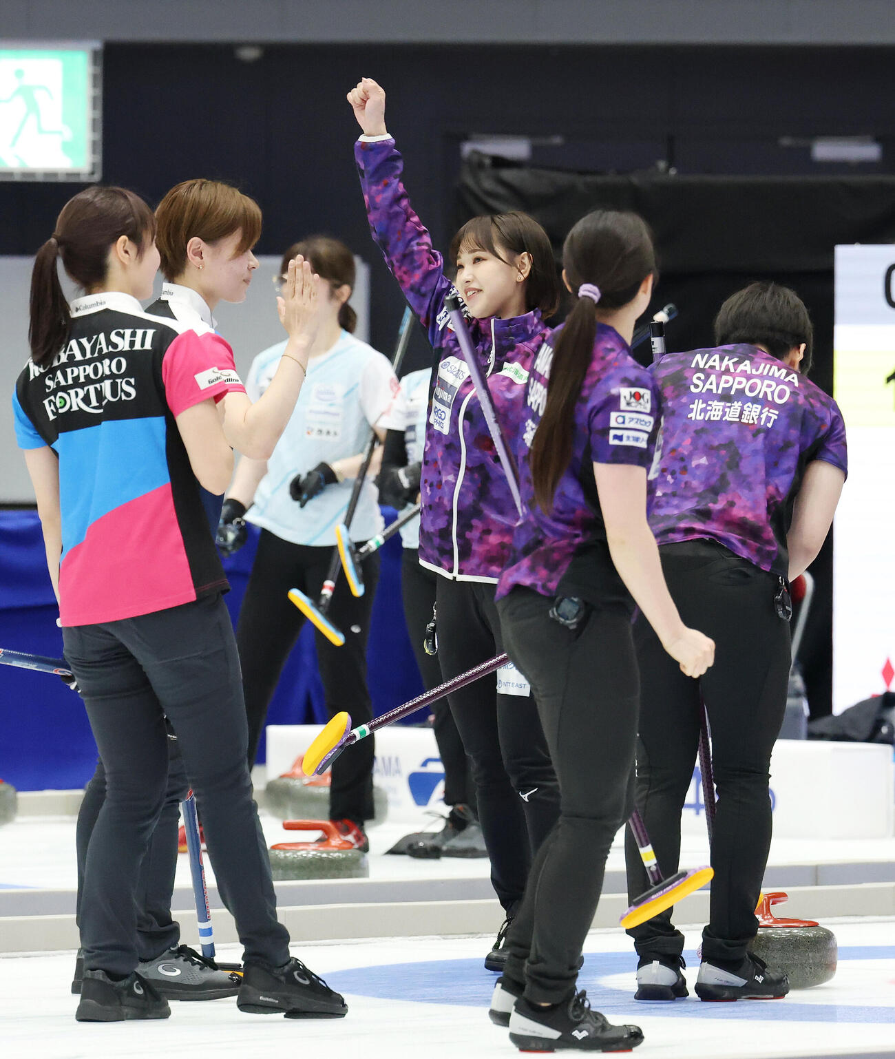 カーリング日本選手権女子1次リーグ　フォルティウス対北海道銀行　勝利しガッツポーズする北海道銀行仁平美来（撮影・宮地輝）＝2026年6月9日
