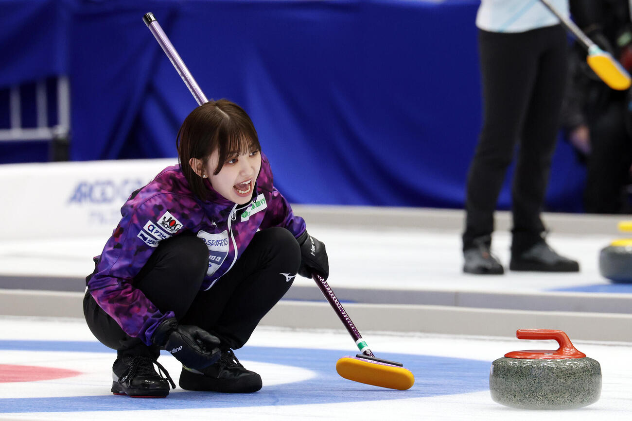 カーリング日本選手権女子1次リーグ　フォルティウス対北海道銀行　第7エンド、指示を出す北海道銀行仁平美来（撮影・宮地輝）＝2026年6月9日