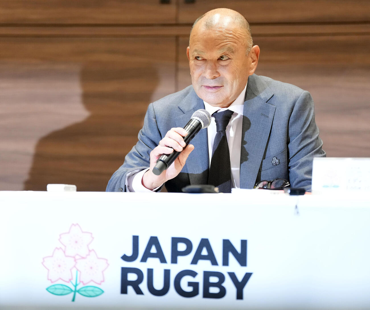 記者の質問に答える日本代表エディー・ジョーンズ・ヘッドコーチ（撮影・たえ見朱実）
