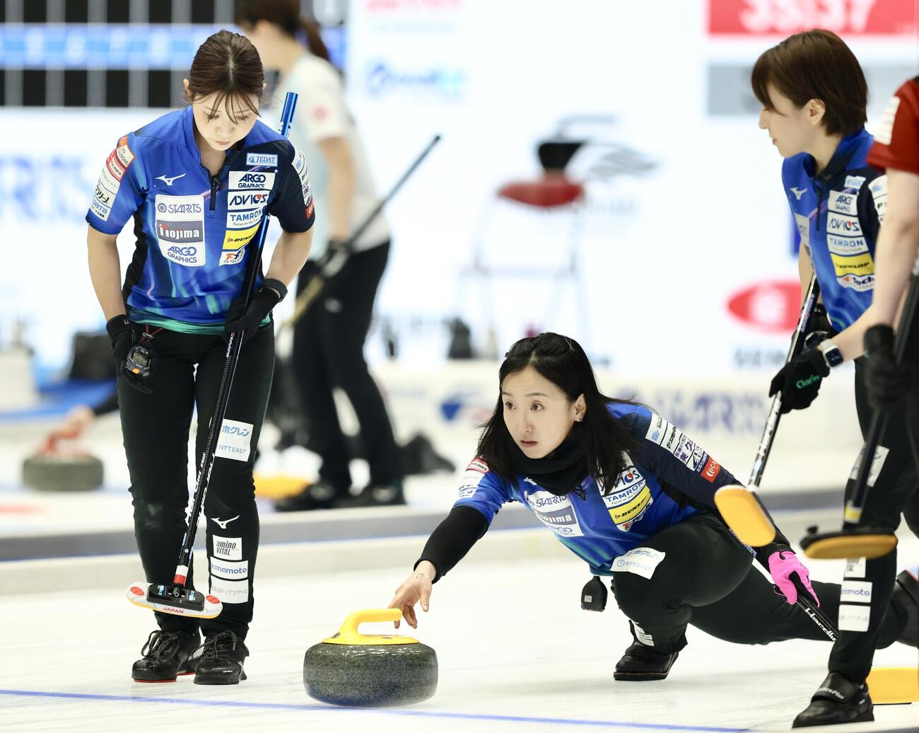 日本カーリング選手権大会　横浜2026　女子1次予選リーグ　中部電力対ロコ・ソラーレ　第1エンド　ストーンを投じる藤沢五月（撮影・河田真司）