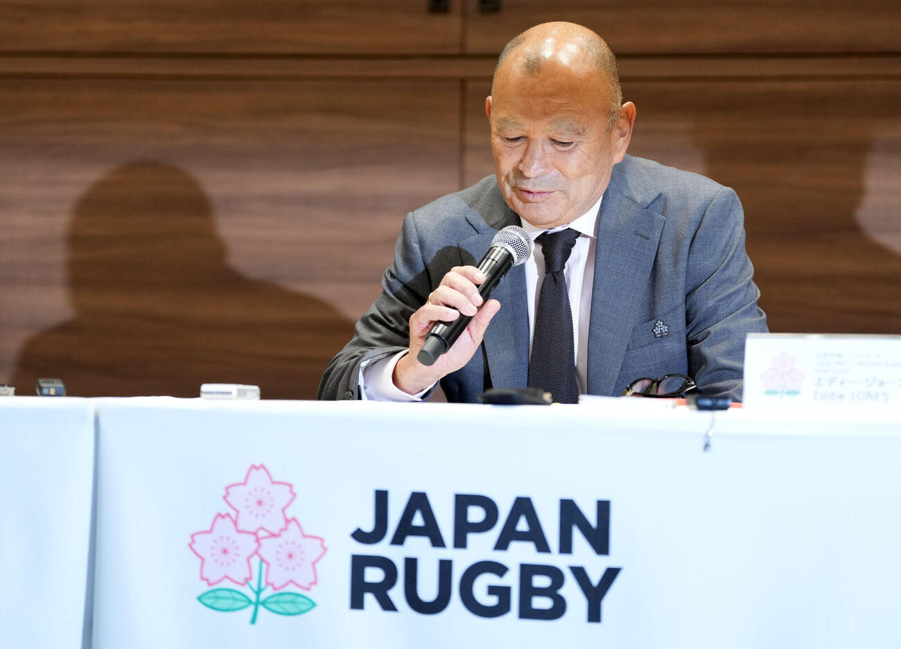 会見に登壇した日本代表エディー・ジョーンズ・ヘッドコーチ（撮影・たえ見朱実）