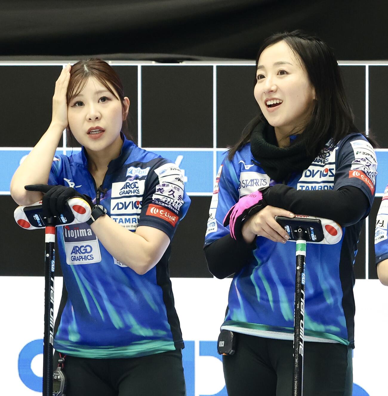 日本カーリング選手権大会　横浜2026　女子1次予選リーグ　開始前、言葉を交わすロコ・ソラーレ吉田夕梨花（左）と藤沢五月（撮影・河田真司）
