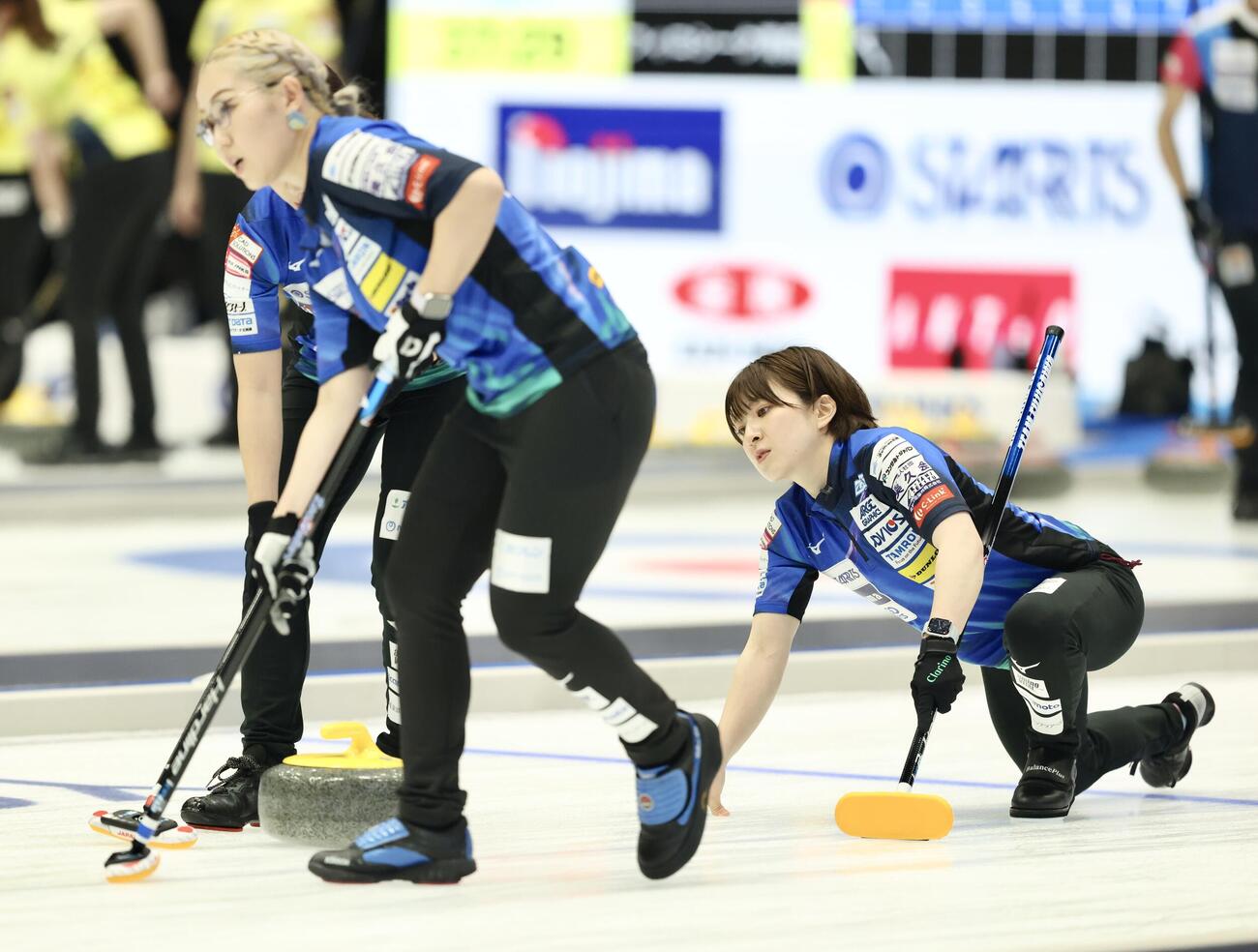 日本カーリング選手権大会　横浜2026　女子1次予選リーグ　中部電力対ロコ・ソラーレ　第1エンド　ストーンを投じる鈴木夕湖（右）（撮影・河田真司）