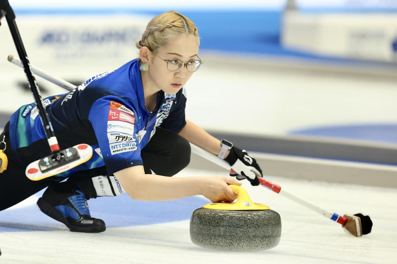 日本カーリング選手権大会　横浜2026　女子1次予選リーグ　中部電力対ロコ・ソラーレ　第2エンド　ストーンを投じる小穴桃里（撮影・河田真司）