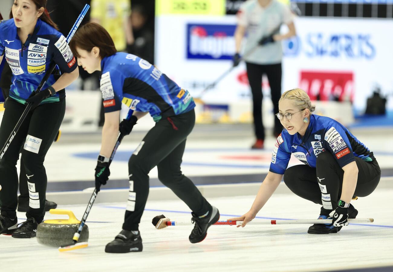 日本カーリング選手権大会　横浜2026　女子1次予選リーグ　中部電力対ロコ・ソラーレ　第1エンド　ストーンを投じる小穴桃里（右）（撮影・河田真司）