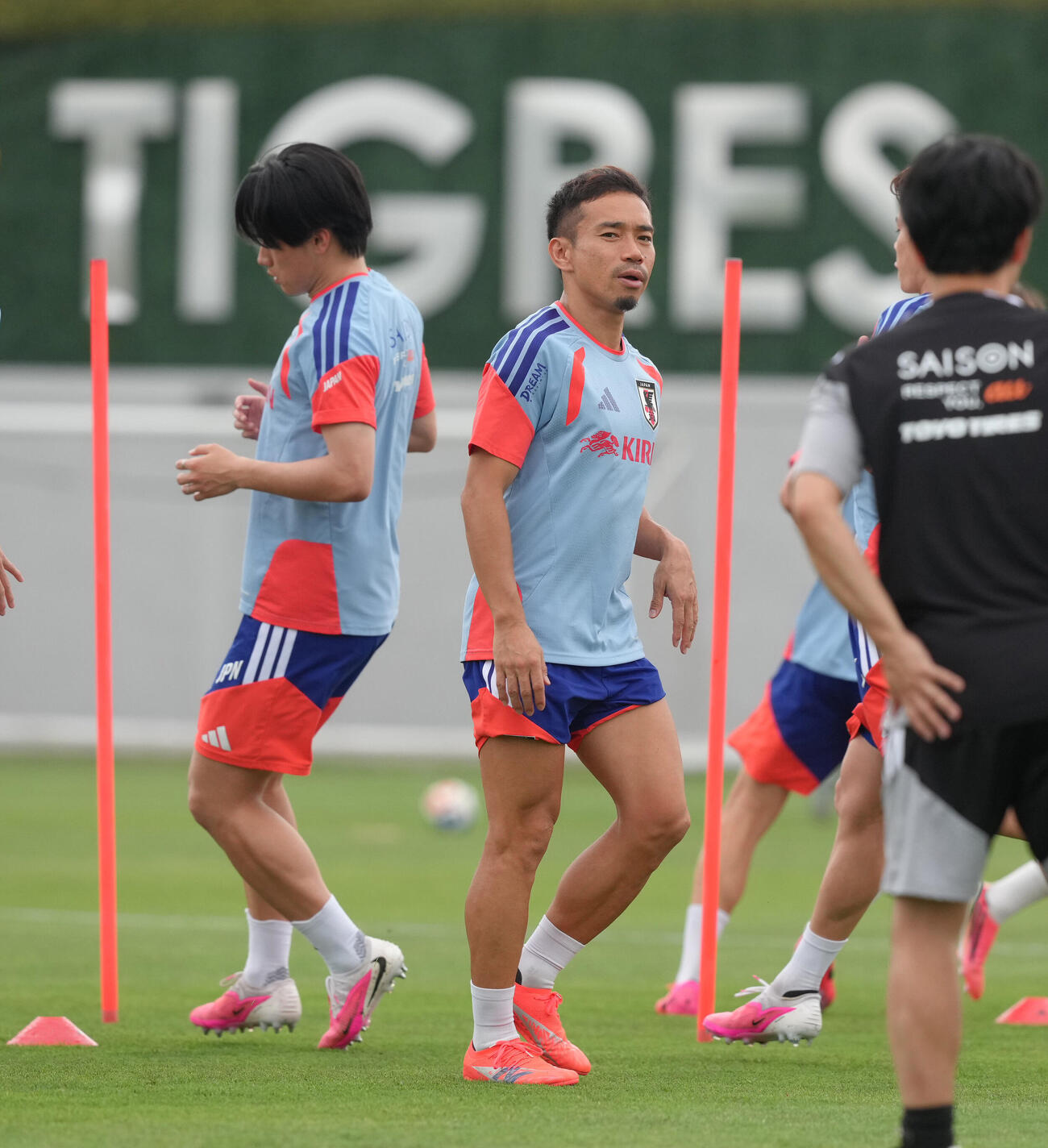 26年6月6日　W杯日本代表の練習に臨む長友佑都（撮影・足立雅史）
