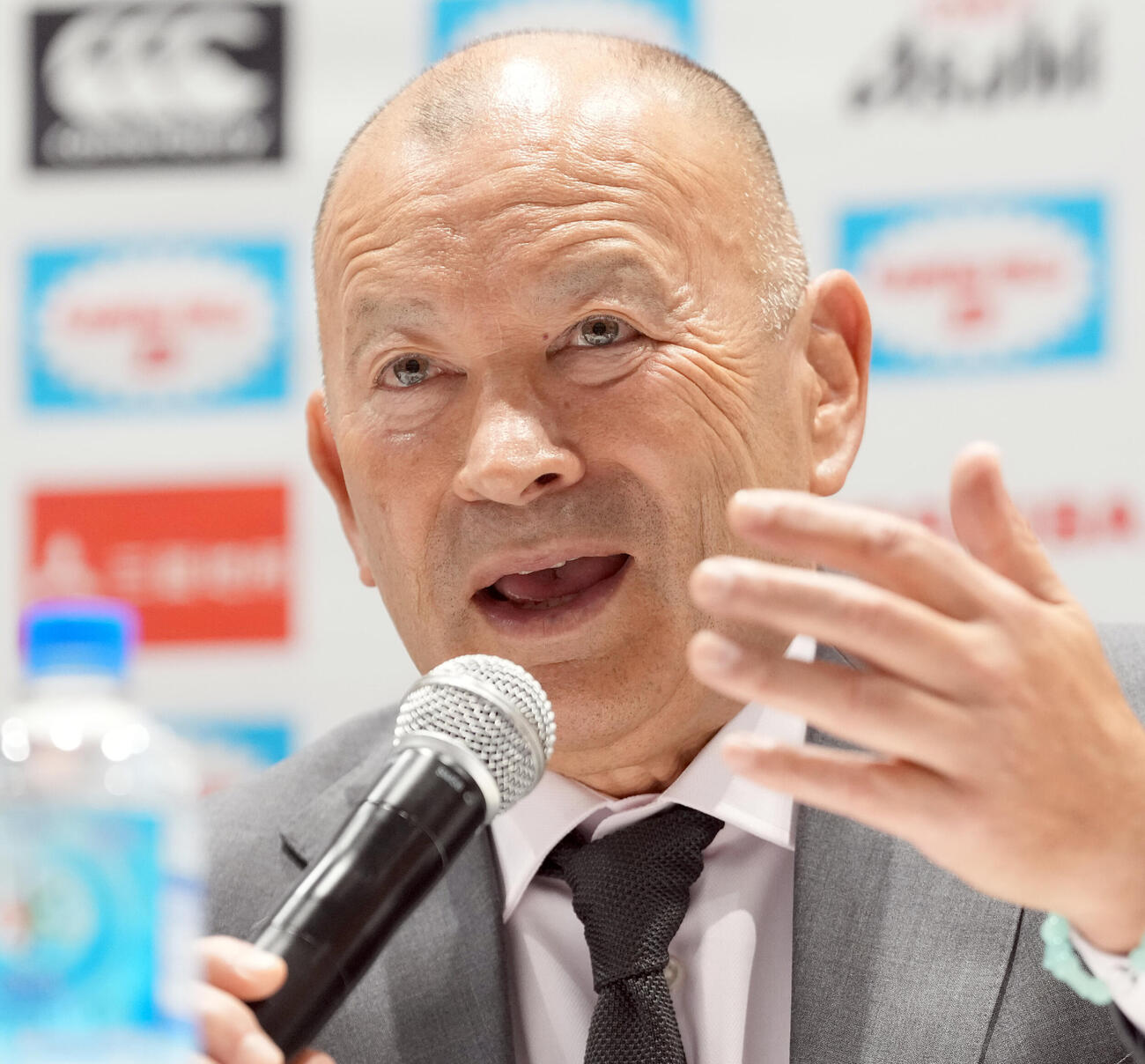 宮崎合宿参加メンバー発表会見で記者の質問に答えるラグビー日本代表エディー・ジョンズ・ヘッドコーチ（撮影・たえ見朱実）