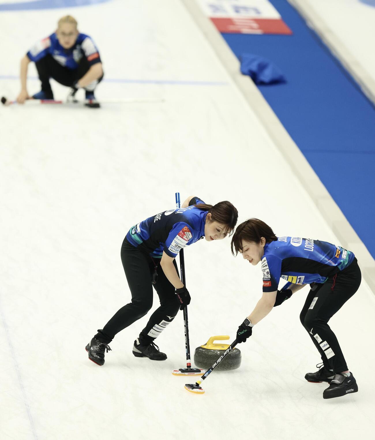 日本カーリング選手権大会　横浜2026　女子1次予選リーグ　中部電力対ロコ・ソラーレ　第5エンドに臨むロコ・ソラーレ（撮影・河田真司）